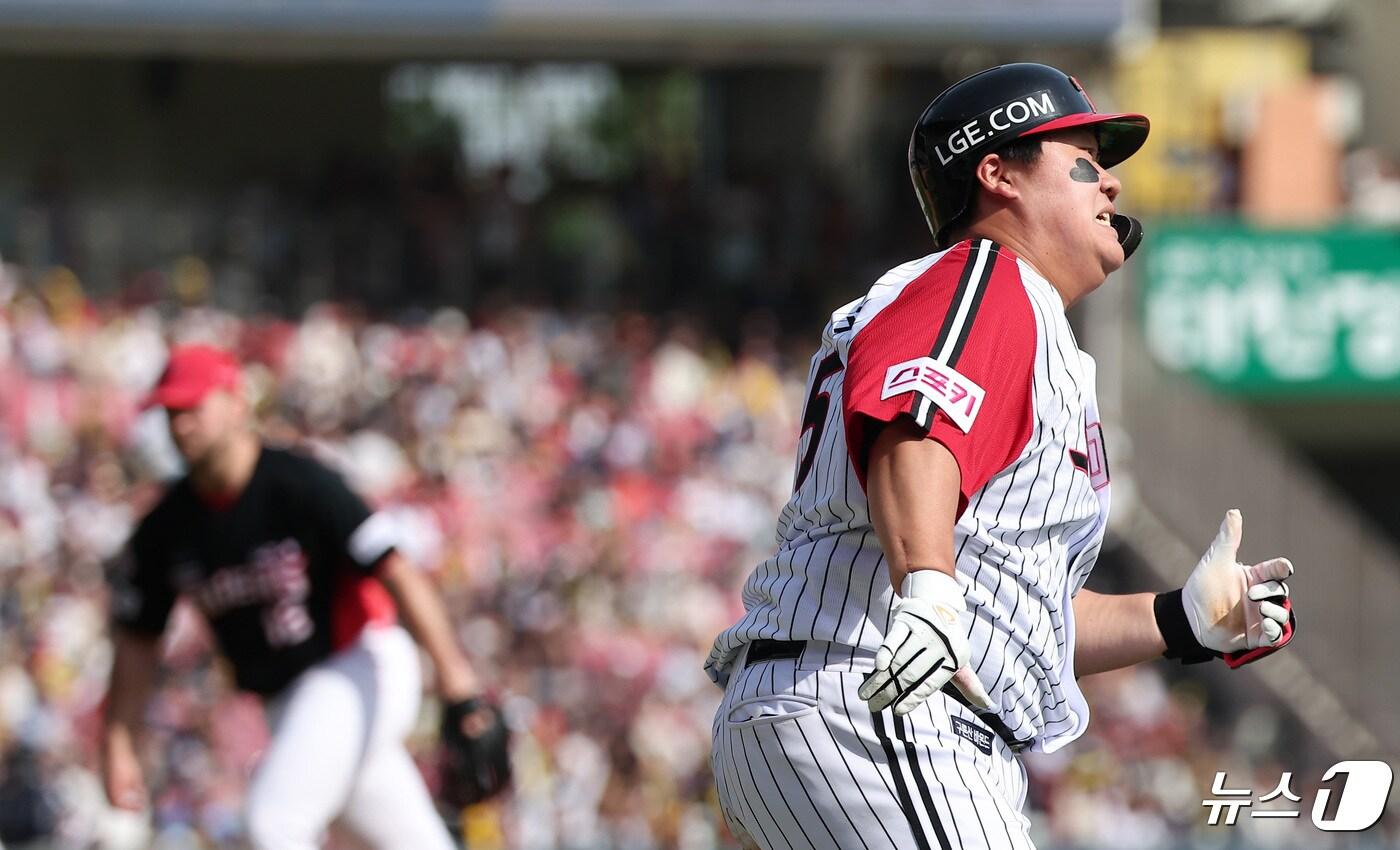 LG 김범석이 28일 오후 서울 송파구 잠실야구장에서 열린 프로야구 '2024 신한 SOL Bank KBO리그' KIA 타이거즈와 LG 트윈스의 경기, 5회말 1사 만루 상황에서 역전 3타점 2루타를 치고 있다. 2024.4.28/뉴스1 ⓒ News1 김성진 기자