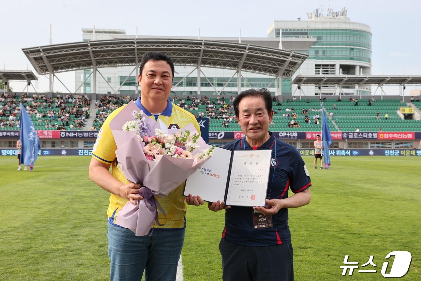 본문 이미지 - 충북 진천군이 2002년 월드컵 4강 신화의 수문장이었던 이운재를 명예대사로 위촉했다.(진천군 제공)/뉴스1