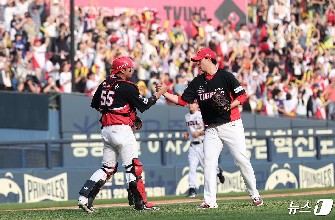 본문 이미지 - KIA 정해영과 한준수가 28일 오후 서울 송파구 잠실야구장에서 열린 프로야구 '2024 신한 SOL Bank KBO리그' KIA 타이거즈와 LG 트윈스의 경기에서 10-7로 승리를 거둔 후 하이파이브를 하고 있다. 2024.4.28/뉴스1 ⓒ News1 김성진 기자