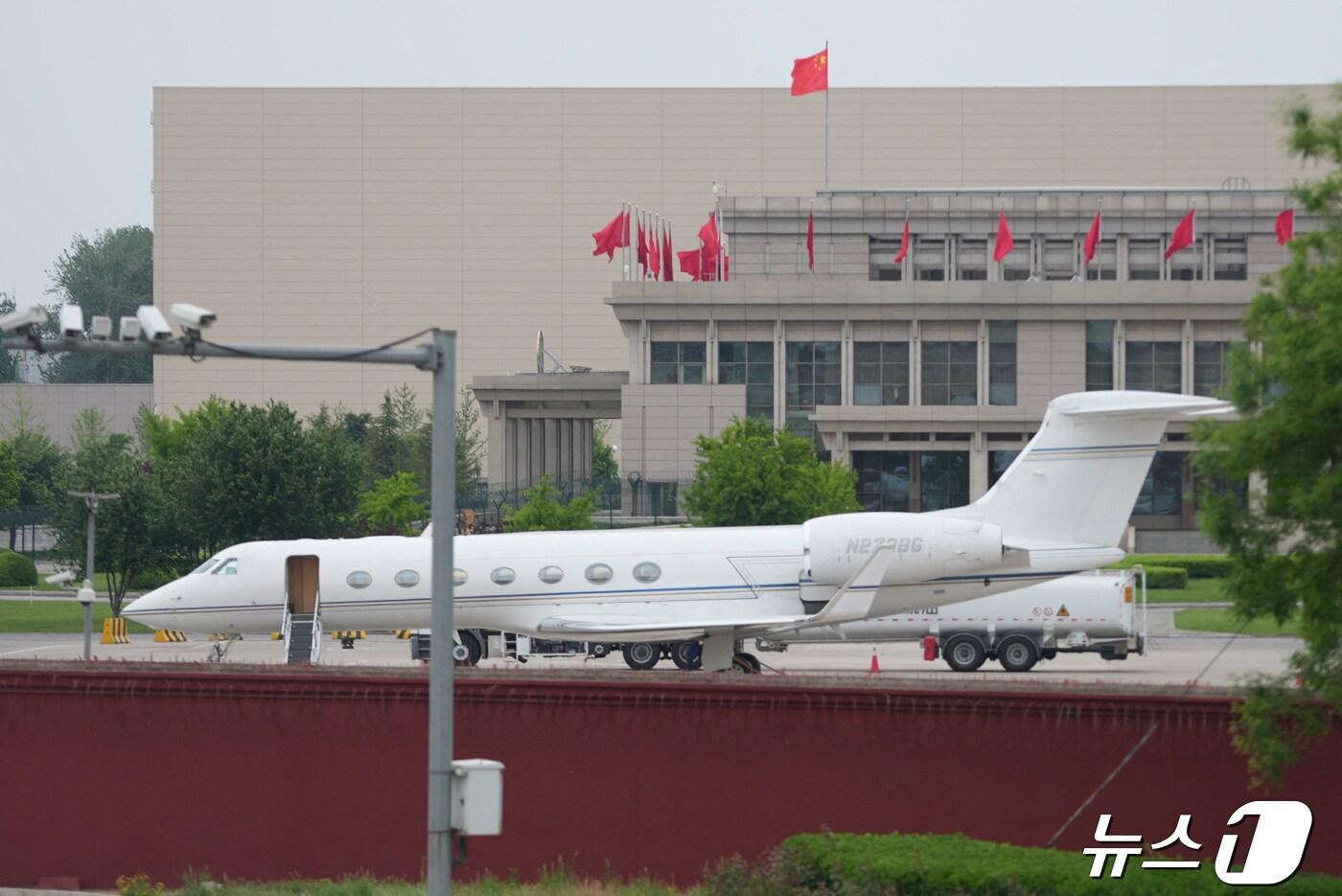 지난 18일 일론 머스크 테슬라 최고경영자(CEO) 전용기가 베이징 공항에 도착한 모습. ⓒ 로이터=뉴스1 ⓒ News1 박형기 기자