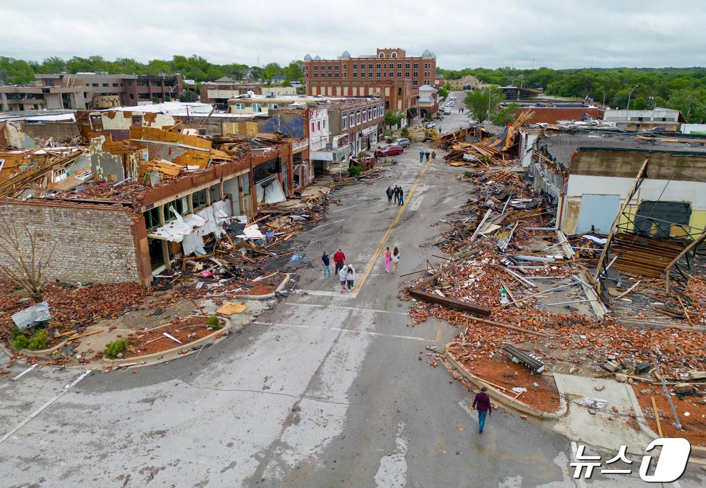 본문 이미지 - 28일(현지시간) 미국 오클라호마주 설퍼에 불어닥친 토네이도로 건물이 파괴된 모습. 2024.04.28 ⓒ 로이터=뉴스1 ⓒ News1 정지윤 기자