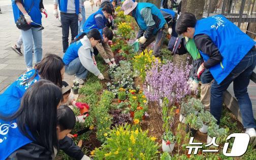 본문 이미지 -  서울대공원 자원봉사자들이 식재하고 있는 모습.(서울시 제공)