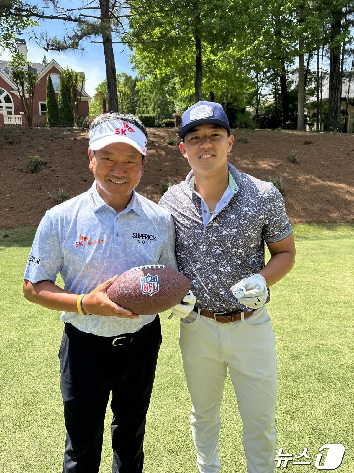 본문 이미지 - 최경주(왼쪽)와 구영회가 PGA 챔피언스투어 미쓰비시 일렉트릭 클래식 프로암에서 만나 함께 기념 사진을 찍고 있다. (스포티즌 제공)