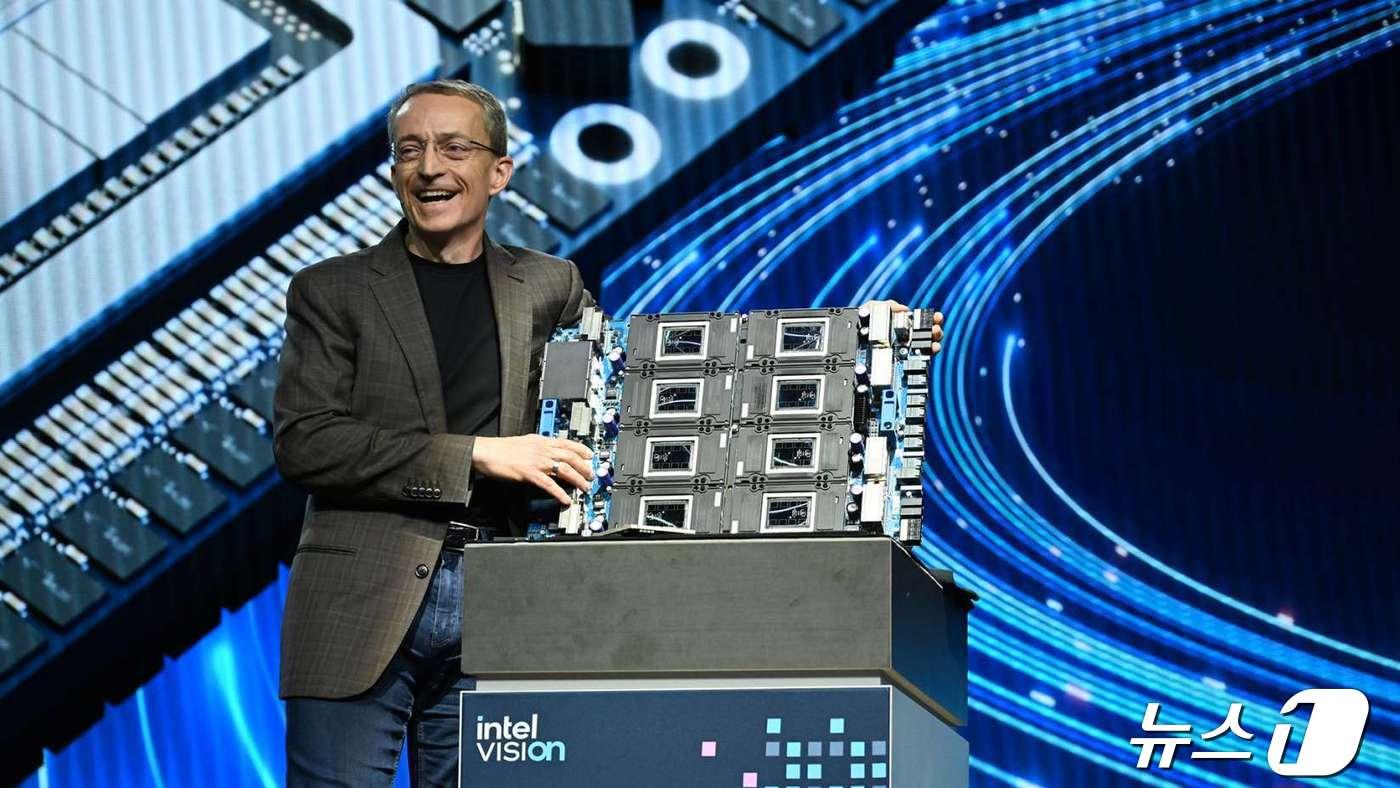  '인텔 비전 2024'에서 팻 겔싱어 인텔 CEO가 인텔 가우디 3 가속기를 소개하고 있다 (인텔코리아 제공)