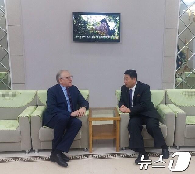 본문 이미지 - 리철만 북한 농업위원회 위원장과 알렉산드르 마체고라 주북 러시아 대사. (출처=주북 러시아 대사관 페이스북) 2024.4.29./뉴스1