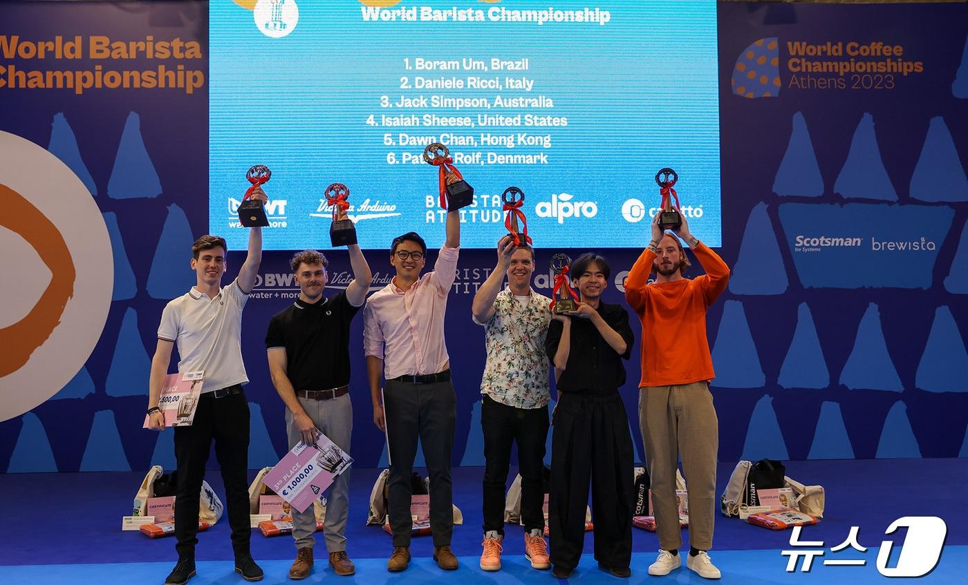 2023년 월드바리스타챔피언십 수상자들이 기념사진을 찍고 있다(부산시청 제공)