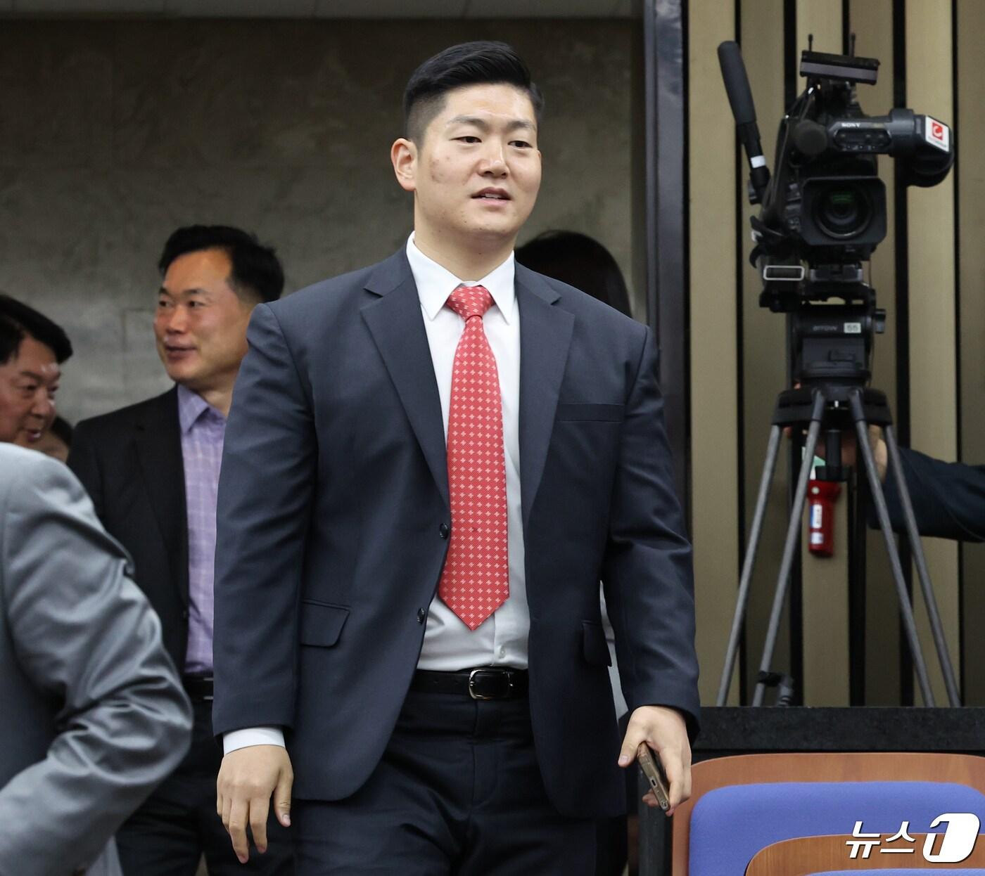 본문 이미지 - 김재섭 국민의힘 당선인이 29일 서울 여의도 국회에서 열린 제22대 국회의원 당선자총회에 참석하고 있다. 2024.4.29/뉴스1 ⓒ News1 송원영 기자