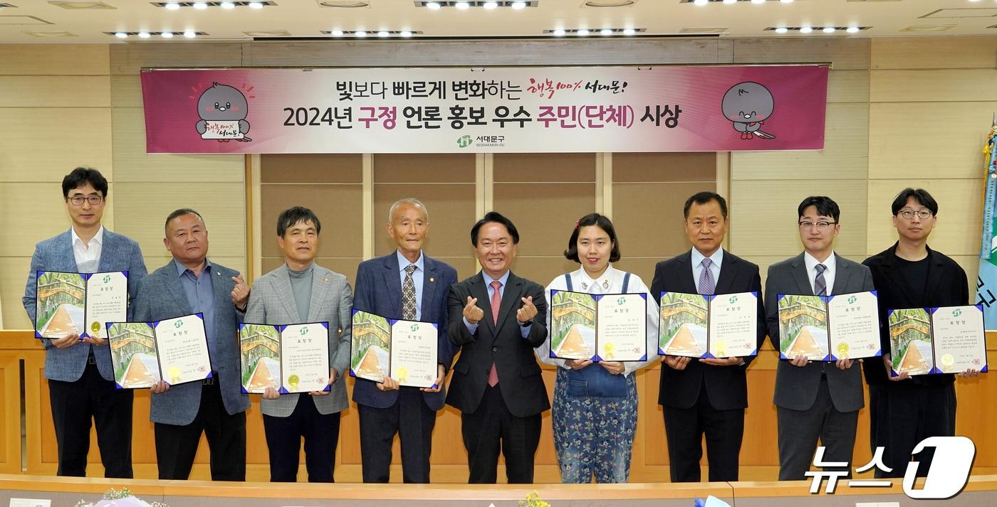 본문 이미지 - 이성헌 서대문구청장(가운데)과 구정언론홍보 표창 수상자들이 기념 촬영을 하고 있다.(서대문구청 제공)