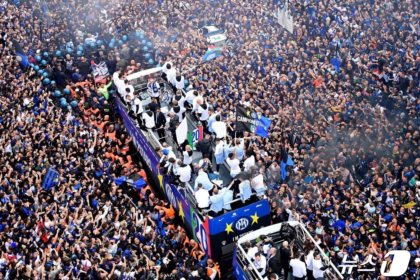 본문 이미지 - 인터 밀란 선수들이 20번째 리그 우승을 자축하는 카 퍼레이드를 하고 있다. ⓒ AFP=뉴스1
