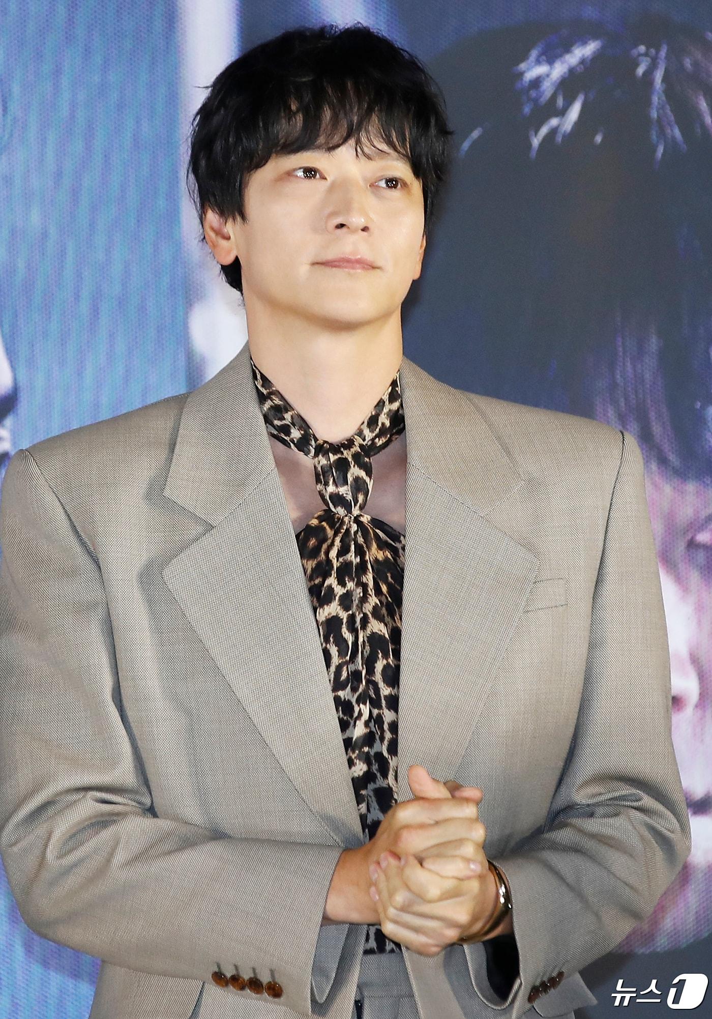 본문 이미지 - 배우 강동원이 29일 서울 용산구 CGV 용산아이파크몰에서 열린 영화 '설계자‘(감독 이요섭) 제작보고회에서 매력을 발산하고 있다. '설계자'는 의뢰받은 청부 살인을 완벽한 사고사로 조작하는 설계자 ‘영일’이 예기치 못한 사건에 휘말리며 벌어지는 이야기를 그린 영화다. 2024.4.29/뉴스1 ⓒ News1 권현진 기자