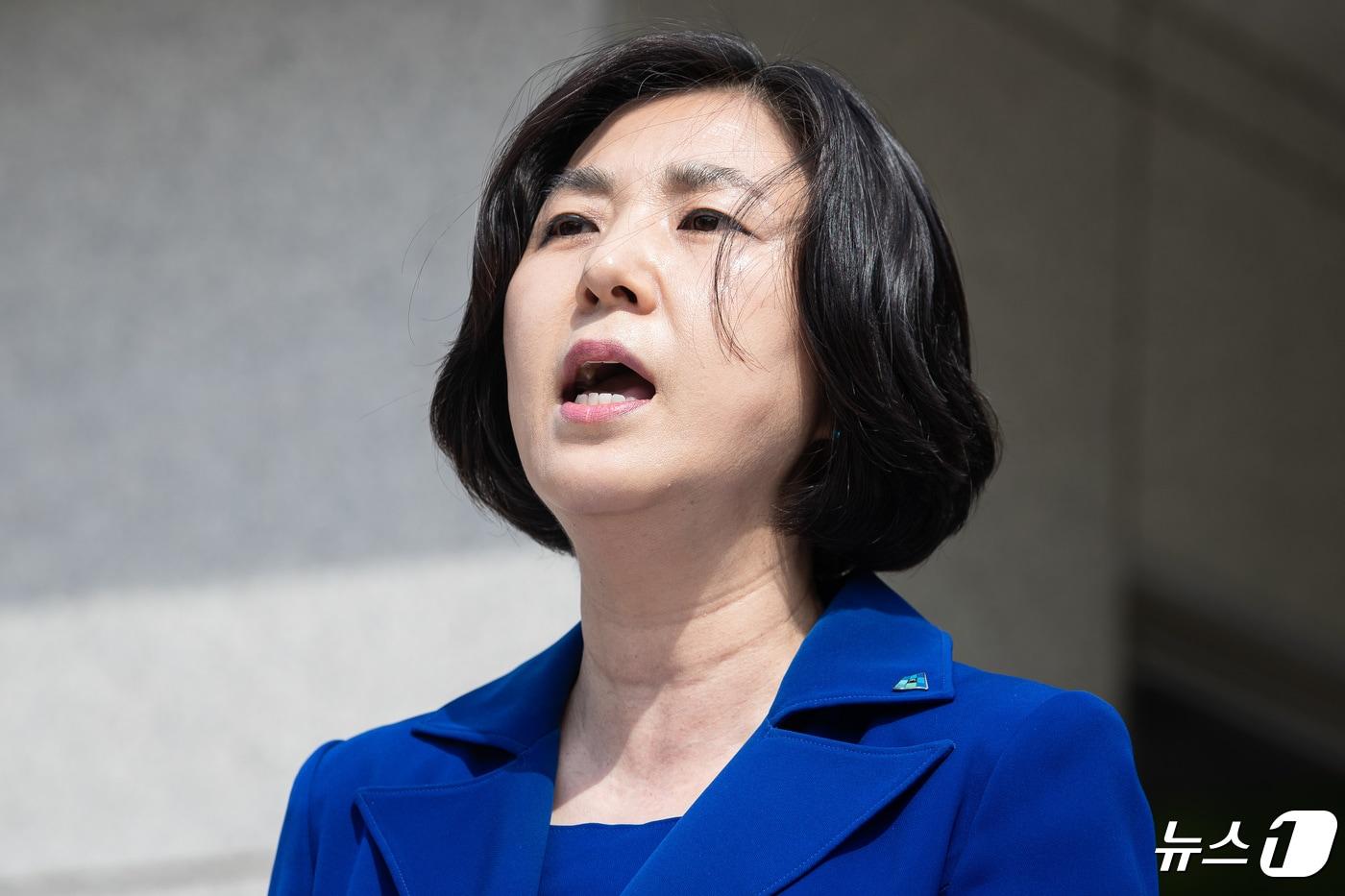 본문 이미지 - 제22대 국회의원선거 인천 동구미추홀구(을) 남영희 더불어민주당 후보가 지난 2024년 4월 29일 서울 서초구 대법원 앞에서 기자회견을 열고 4·10 총선 인천동미추홀을 선거 무효 소송을 제기한다고 밝히고 있다./뉴스1 ⓒ News1 유승관 기자