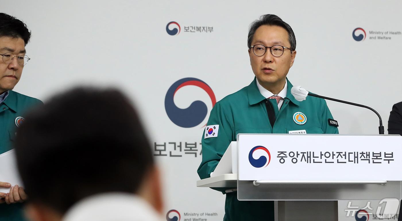 본문 이미지 - 박민수 중앙재난안전대책본부 제1총괄조정관(보건복지부 제2차관)이 29일 오전 세종시 정부세종청사에서 의사집단행동 관련 중대본 회의결과를 브리핑 하고 있다. 2024.4.29/뉴스1 ⓒ News1 김기남 기자