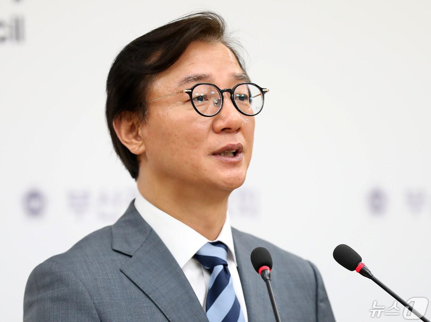 본문 이미지 - 제22대 국회의원 선거에서 부산 내 유일한 더불어민주당 1석을 얻어낸 전재수 의원(북갑)이 29일 오전 부산시의회 브리핑룸에서 총선 관련 입장과 향후 계획을 밝히는 기자회견을 하고 있다. 전 의원은 이날 "부산 발전에는 여·야가 없다"며 "부산을 위해 협치하겠다는 말을 넘어 여·야 일치의 시대를 열겠다"고 밝혔다. 2024.4.29/뉴스1 ⓒ News1 윤일지 기자