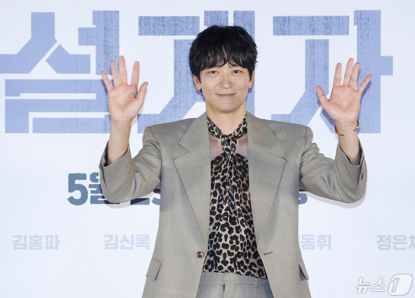 본문 이미지 - 배우 강동원이 29일 서울 용산구 CGV 용산아이파크몰에서 열린 영화 '설계자‘(감독 이요섭) 제작보고회에서 포즈를 취하고 있다. '설계자'는 의뢰받은 청부 살인을 완벽한 사고사로 조작하는 설계자 ‘영일’이 예기치 못한 사건에 휘말리며 벌어지는 이야기를 그린 영화다. 2024.4.29/뉴스1 ⓒ News1 권현진 기자