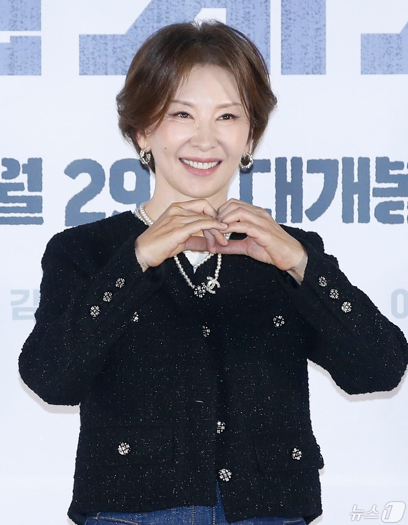 본문 이미지 - 배우 이미숙이 29일 서울 용산구 CGV 용산아이파크몰에서 열린 영화 '설계자‘(감독 이요섭) 제작보고회에서 포즈를 취하고 있다. '설계자'는 의뢰받은 청부 살인을 완벽한 사고사로 조작하는 설계자 ‘영일’이 예기치 못한 사건에 휘말리며 벌어지는 이야기를 그린 영화다. 2024.4.29/뉴스1 ⓒ News1 권현진 기자