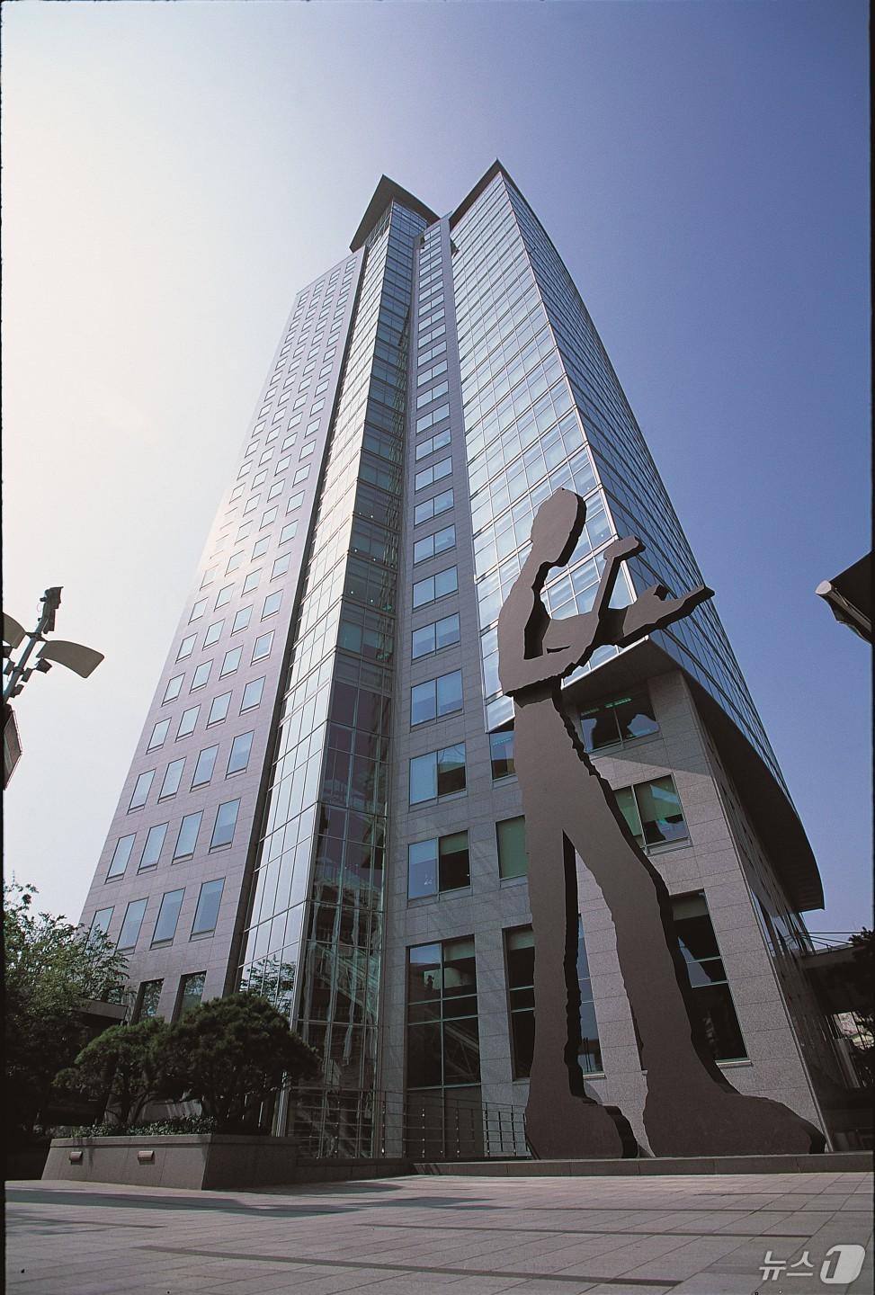 본문 이미지 - 태광그룹 광화문 흥국생명빌딩 사옥(태광그룹 제공) ⓒ News1 최동현 기자
