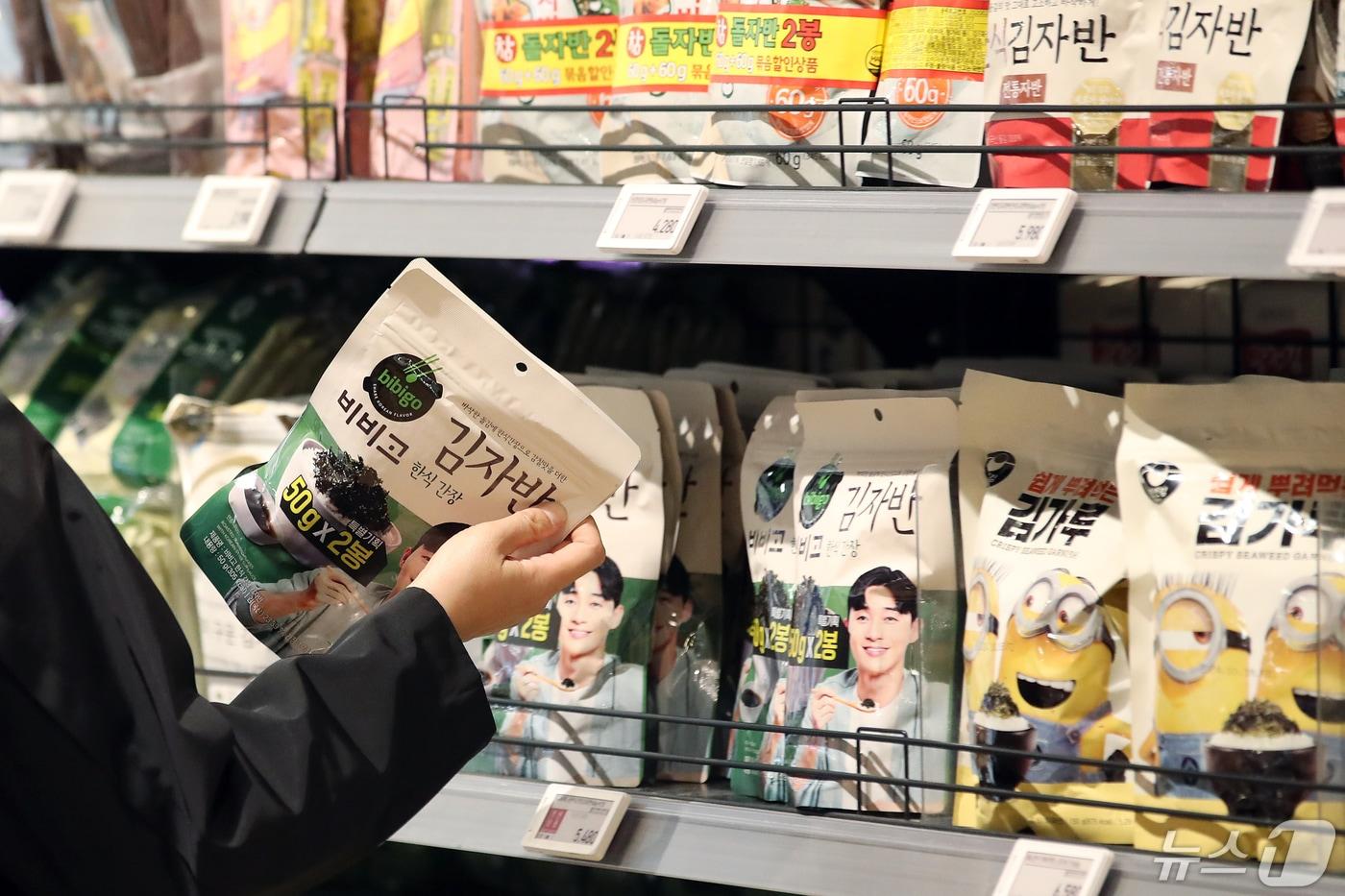 지난 4월 29일 서울 시내의 한 대형마트에서 한 시민이 김 제품을 살펴보고 있다. (사진은 기사 내용과 무관함) 2024.4.29/뉴스1 ⓒ News1 이승배 기자