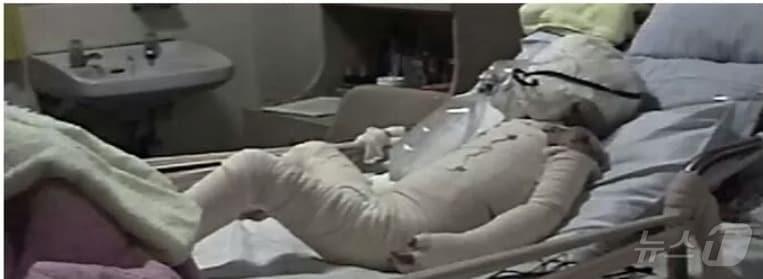 본문 이미지 - 1999년 5월 20일 황산테러를 당해 전신 40% 3도 화상을 입은 김태완 군이 온몸에 붕대를 한 채 치료를 받고 있다 .(KBS 갈무리) ⓒ 뉴스1  