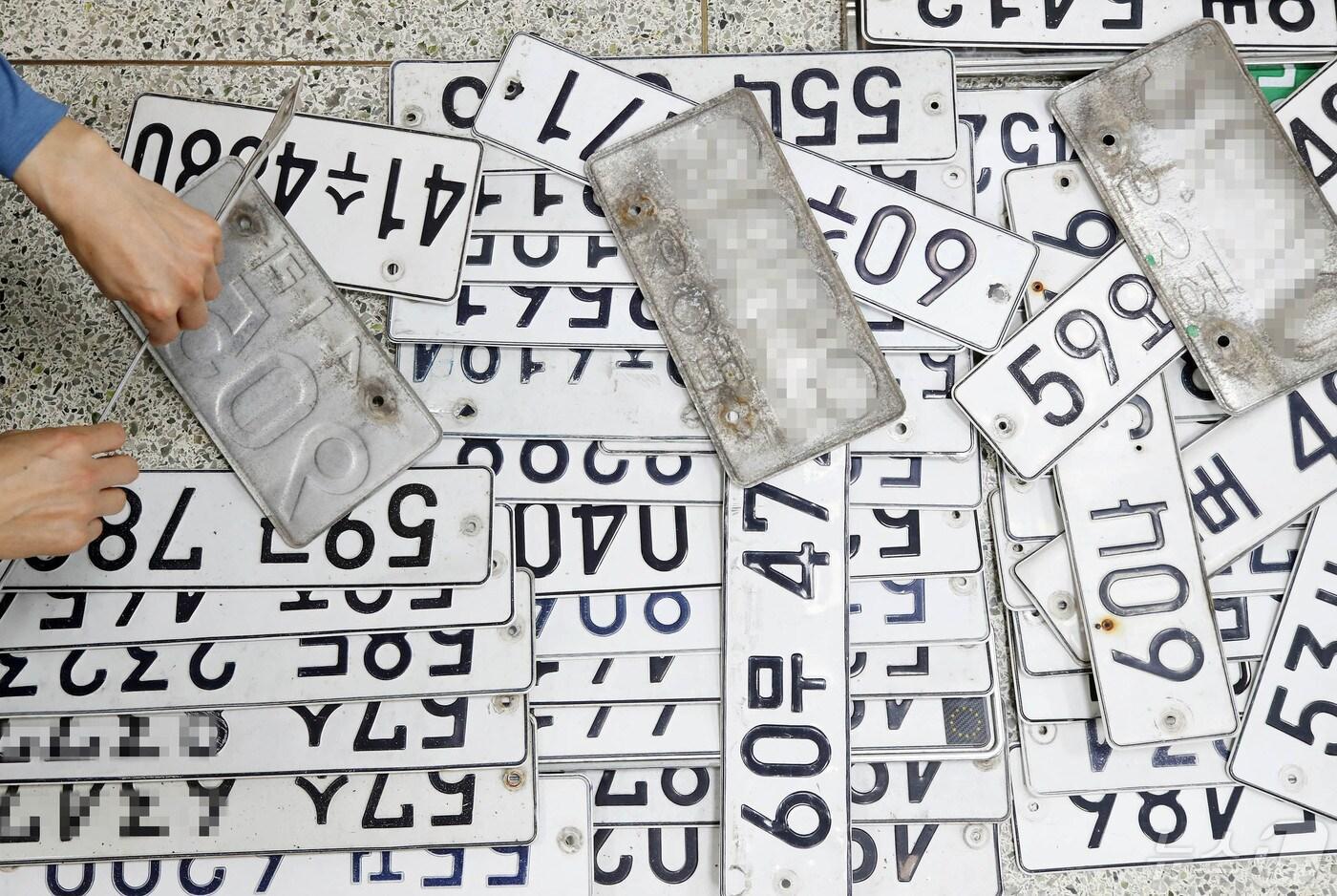 광주 북구청 세무과에서 체납관리팀 직원들이 관내 체납차량에서 영치한 자동차 번호판을 확인하고 있다. &#40;광주 북구 제공. 재판매 및 DB 금지&#41;2024.4.29/뉴스1