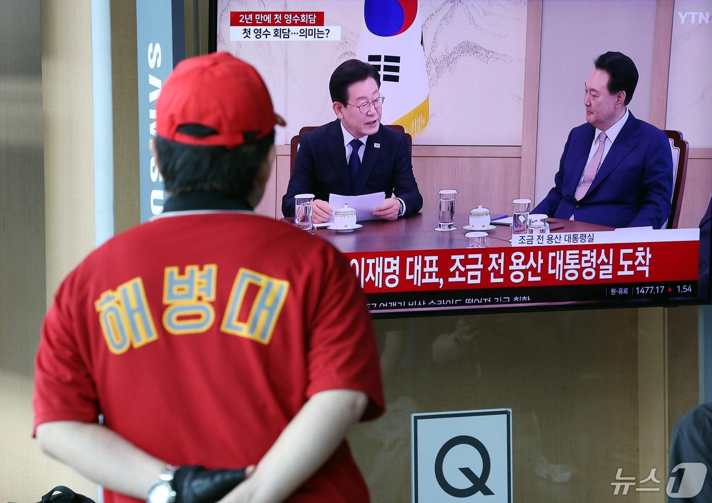 본문 이미지 - 시민들이 TV를 통해 윤석열 대통령과 이재명 더불어민주당 대표 간 첫 영수회담 모습을 지켜보고 있다. 뉴스1 ⓒ News1 박정호 기자