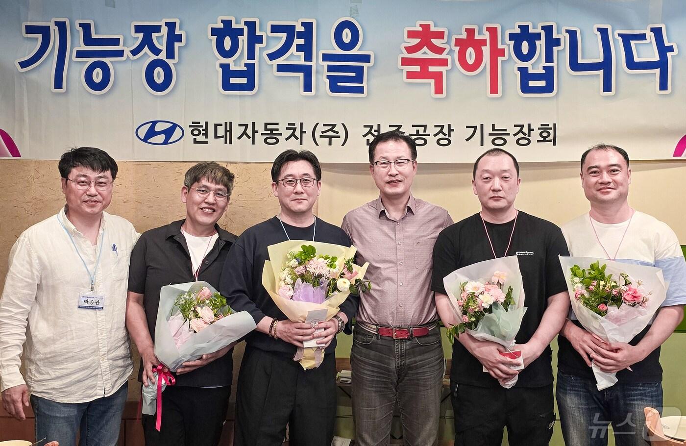 본문 이미지 - 현대자동차 전주공장은 올해 상반기 국가기술자격시험에서 8명의 합격자를 배출했다고 29일 밝혔다. 사진 왼쪽부터 현대차 전주공장 기능장회 박종관 회장, 상반기 기능장 합격자 박승관, 유근, 임만규 공장장, 이석한 씨, 오병호 씨(현대차 전주공장 제공)2024.4.29/뉴스1
