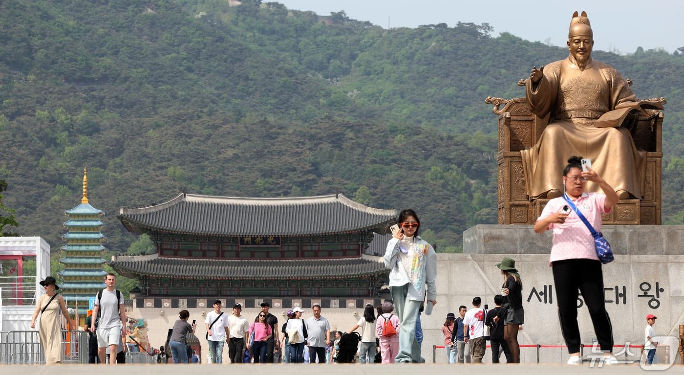 29일 오후 서울 종로구 광화문광장에서 외국인 관광객들이 산책을 하며 여유로운 시간을 보내고 있다. . 2024.4.29/뉴스1 ⓒ News1 김명섭 기자