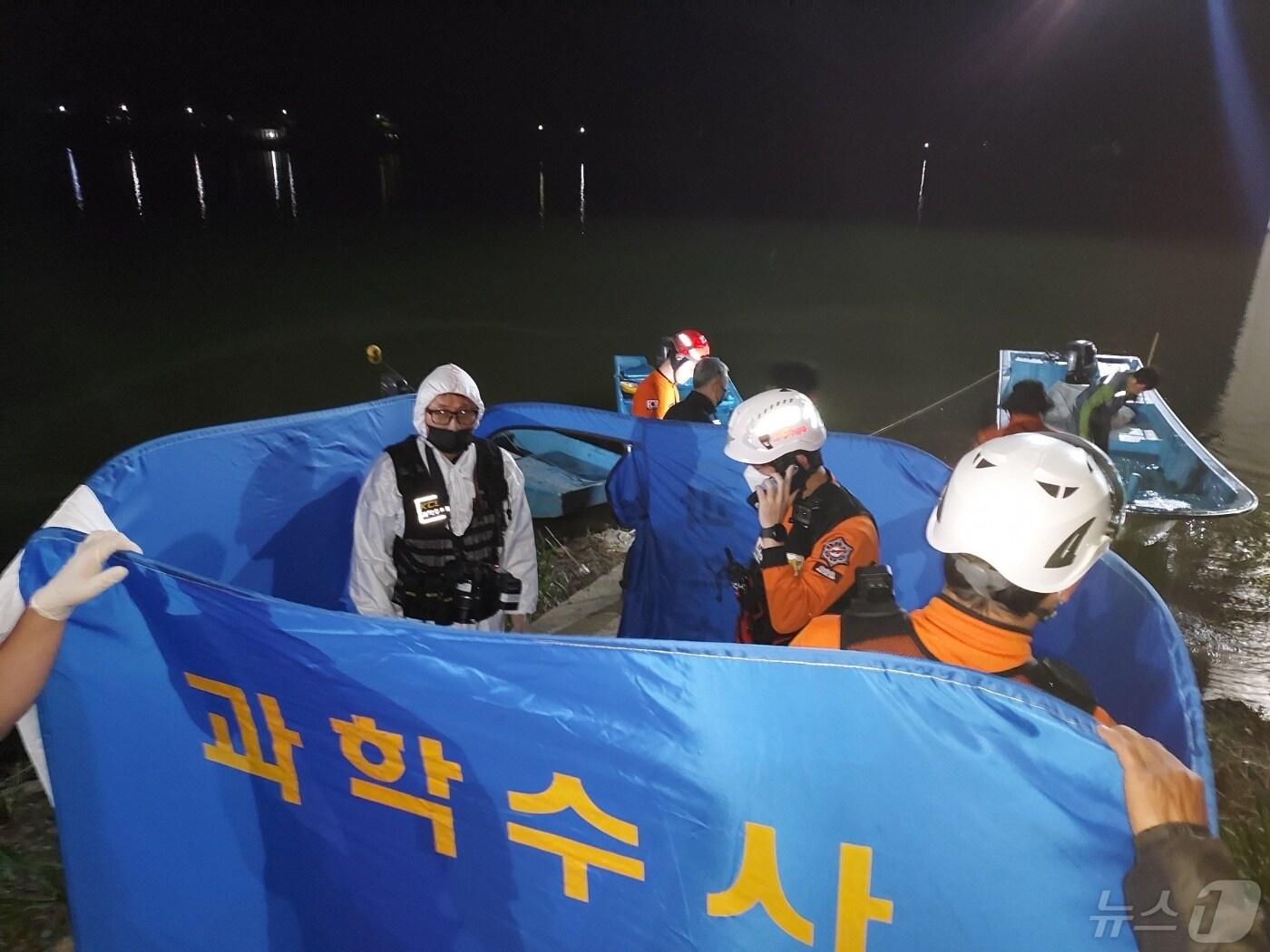본문 이미지 - 지난 28일 전북자치도 임실군 옥정호 운암대교 인근에서 시신이 발견돼 경찰과 소방이 인양 중이다.(전북소방 제공)