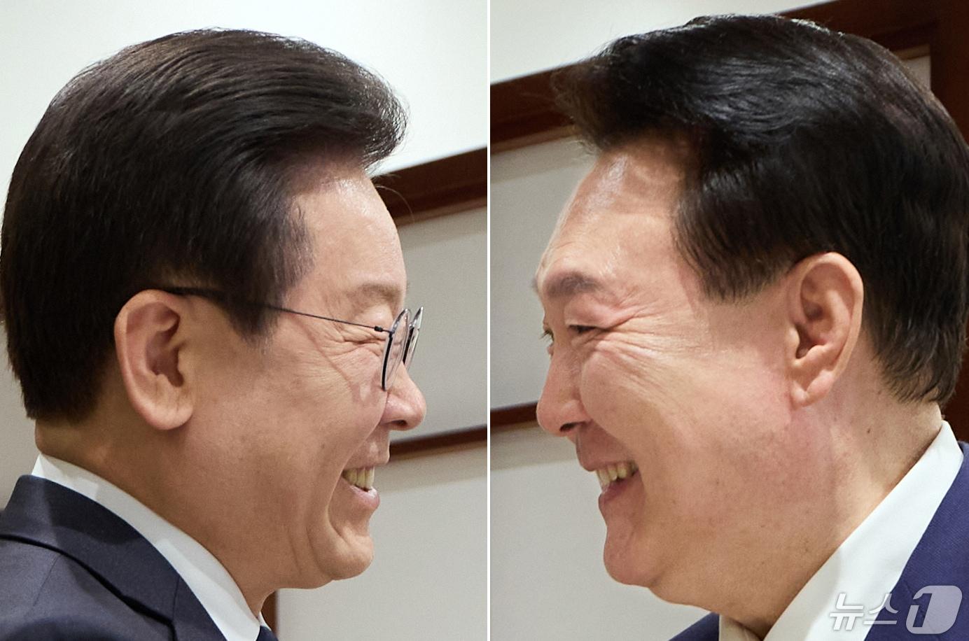 본문 이미지 - 윤석열 대통령이 29일 용산 대통령실에서 열린 영수회담에 앞서 집무실에 도착한 이재명 더불어민주당 대표를 맞이하며 악수하고 있다. (대통령실 제공) 2024.4.29/뉴스1 ⓒ News1 오대일 기자