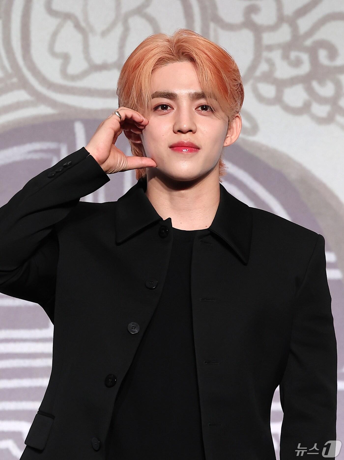 본문 이미지 - 그룹 세븐틴 리더 에스쿱스가 29일 서울 영등포구 여의도 콘래드 호텔에서 열린 세븐틴 베스트 앨범 '17 IS RIGHT HERE' 발매 기념 글로벌 기자간담회에서 포즈를 취하고 있다. 2024.4.29/뉴스1 ⓒ News1 김성진 기자