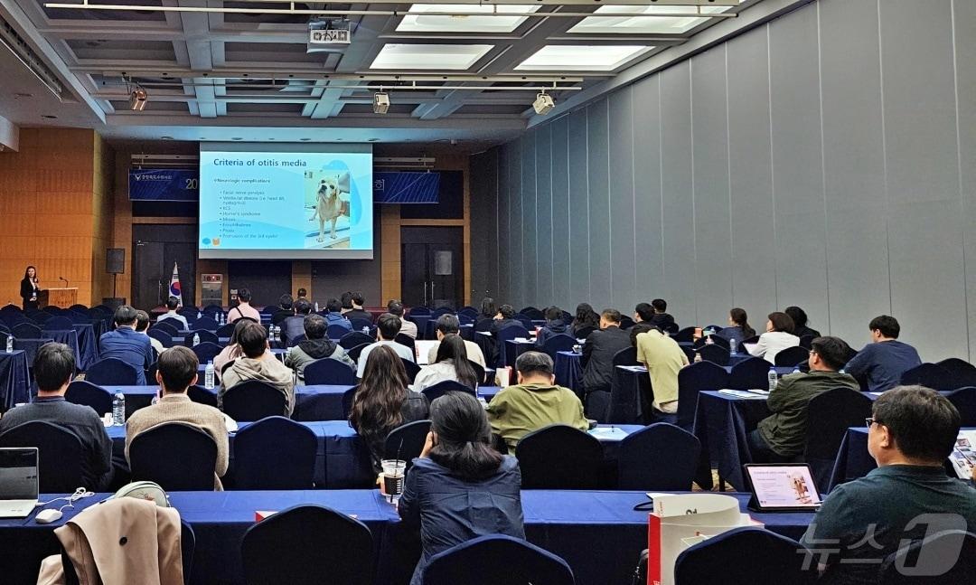 본문 이미지 - 김하정 전남대 교수가 28일 그랜드플라자 청주호텔에서 열린 '2024 충북수의사회 연차대회'에서 강의를 하고 있다. ⓒ 뉴스1 최서윤 기자