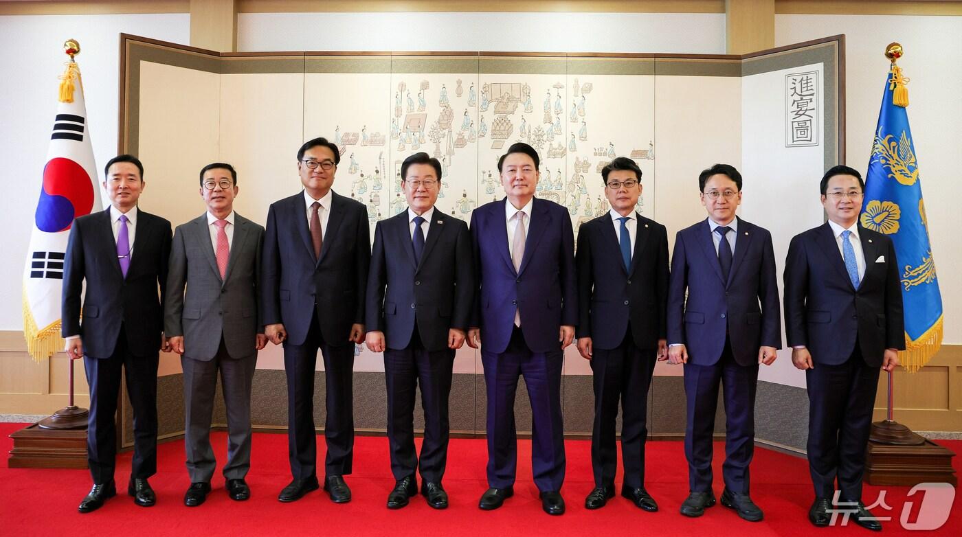 본문 이미지 - 윤석열 대통령과 이재명 더불어민주당 대표가 29일 용산 대통령실 청사에서 열린 첫 영수회담을 마친 후 배석자들과 기념촬영을 하고 있다. 왼쪽부터 이도운 대통령실 홍보수석, 홍철호 정무수석, 정진석 비서실장, 이 대표, 윤 대통령, 진성준 더불어민주당 정책위의장, 천준호 대표 비서실장, 박성준 수석대변인. (대통령실 제공) 2024.4.29/뉴스1 ⓒ News1 오대일 기자