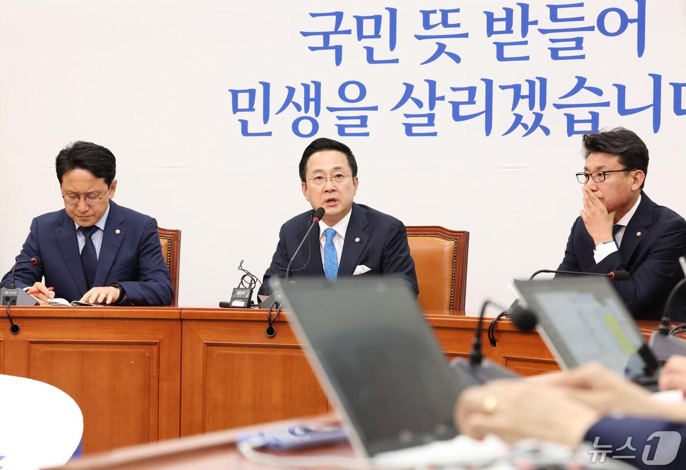 본문 이미지 - 박성준 더불어민주당 수석 대변인이 29일 서울 여의도 국회에서 윤석열 대통령과 이재명 더불어민주당 대표의 첫 영수회담 관련 브리핑을 하고 있다. 2024.4.29/뉴스1 ⓒ News1 송원영 기자