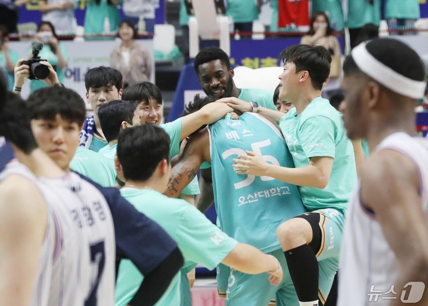 본문 이미지 - 29일 오후 경기 수원시 권선구 수원KT소닉붐아레나에서 열린 '2023-2024 정관장 프로농구' 챔피언 결정전 2차전 수원 KT 소닉붐과 부산 KCC 이지스의 경기에서 승리를 거둔 KT 선수들이 기뻐하고 있다. 이날 경기는 수원 KT 소닉붐이 101대97으로 승리했다. 2024.4.29/뉴스1 ⓒ News1 김영운 기자