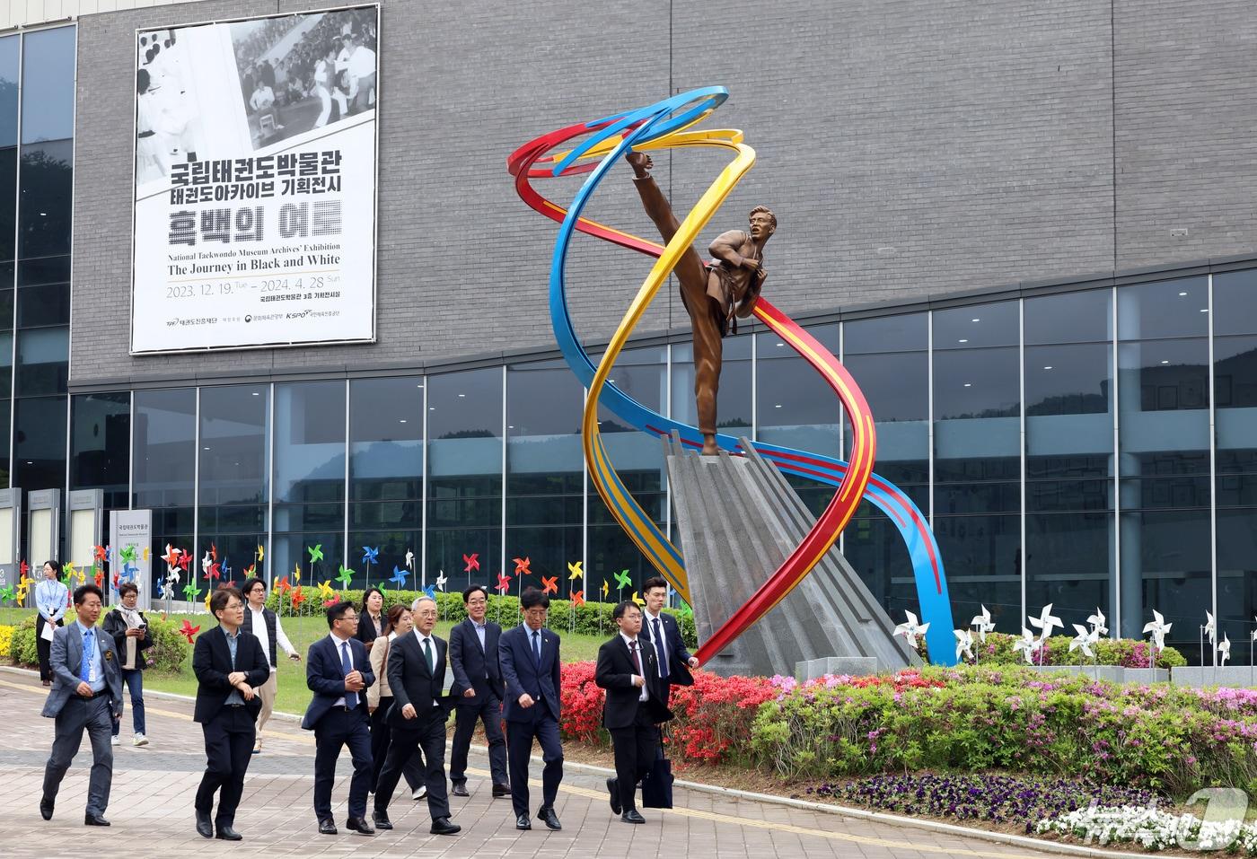 유인촌 문화체육관광부 장관이 29일 전북 무주군 태권도원 T1경기장에서 열린 ‘태권도원 10주년 기념식’을 마치고 시설을 둘러보고 있다. (문화체육관광부 제공) 2024.4.29/뉴스1 ⓒ News1 장수영 기자