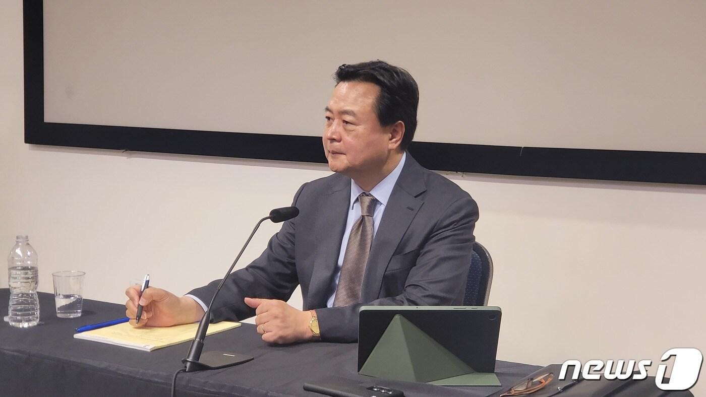 본문 이미지 - 조현동 주미대사가 2일(현지시간) 워싱턴DC 한국문화원에서 특파원 간담회를 갖고 있다.