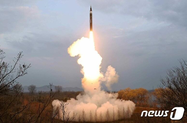 본문 이미지 - &#40;평양 노동신문=뉴스1&#41; = 북한이 신형 중장거리 극초음속 미사일 &#39;화성호 -16나&#39;의 첫 시험발사가 성공적으로 진행됐다고 3일 밝혔다. [국내에서만 사용가능. 재배포 금지. DB 금지. For Use Only in the Republic of Korea. Redistribution Prohibited] rodongphoto@news1.kr 