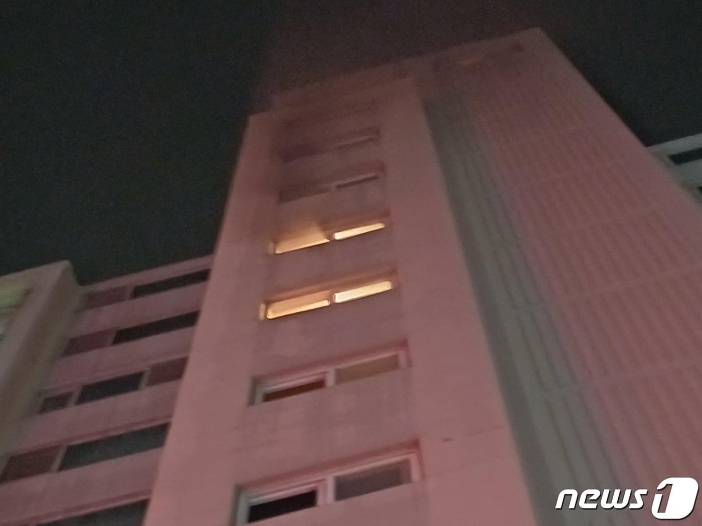 본문 이미지 - 3일 오전 2시32분쯤 충북 진천군 광혜원면 광혜원리의 한 12층짜리 아파트 11층에서 원인을 알 수 없는 불이 났다.(진천소방서 제공)./뉴스1