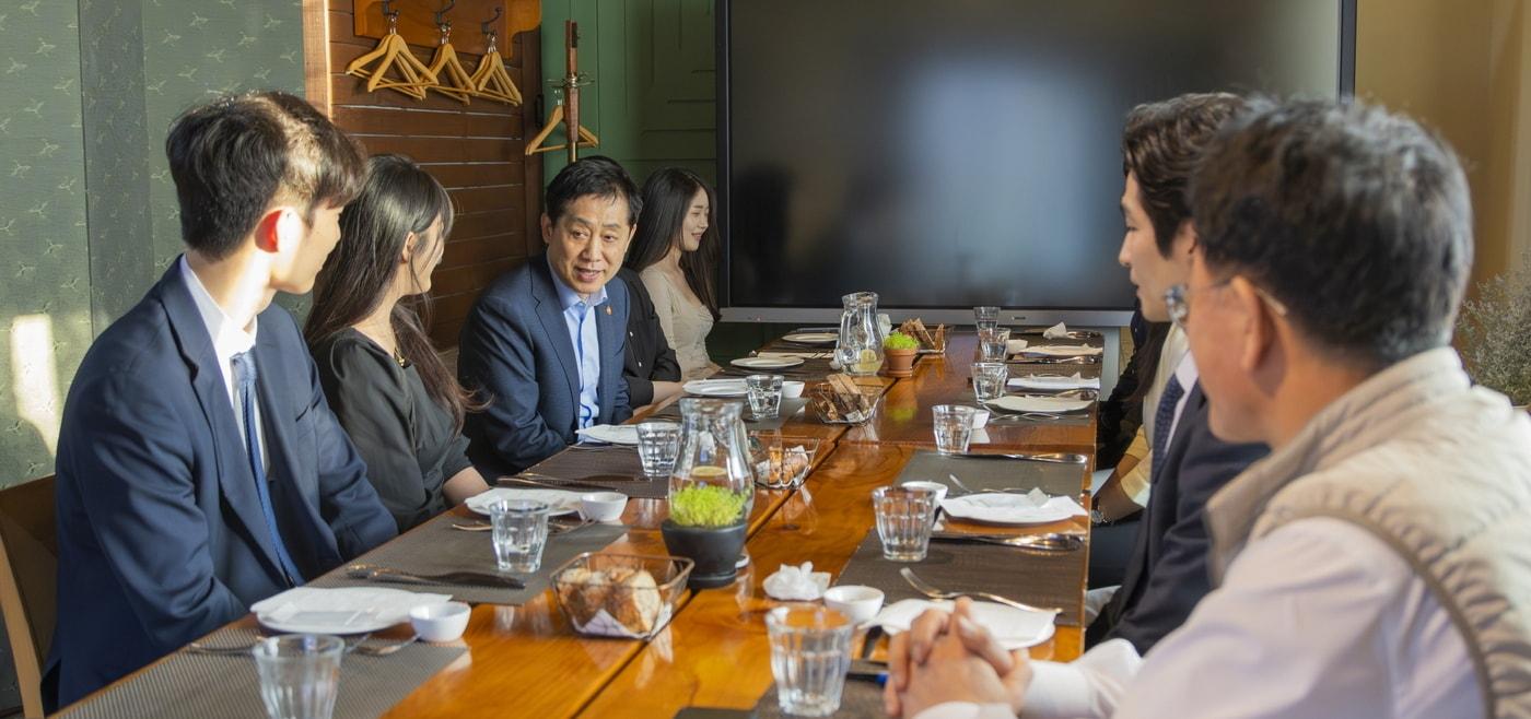 본문 이미지 - 김주현 금융위원장이 2일 2030 자문단을 만나 청년 금융 지원 정책에 대해 이야기를 나누고 있다.(금융위원회 제공)