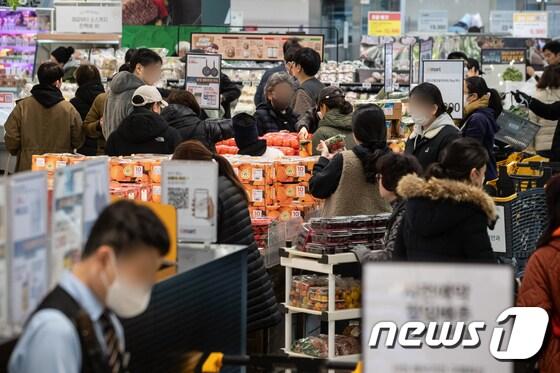 본문 이미지 - 이마트 30주년 창립 기념행사가 열린 서울 이마트 용산점. 2023.12.3/뉴스1 ⓒ News1 유승관 기자