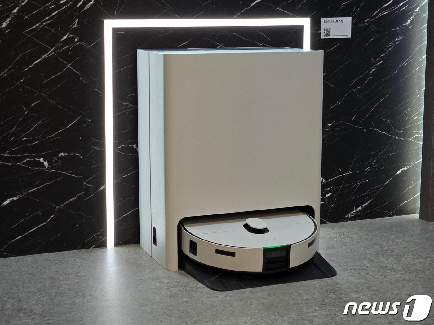본문 이미지 - 삼성전자가 3일 웰컴 투 비스포크 미디어데이에서 공개한 비스포크 AI 스팀 로봇청소기.