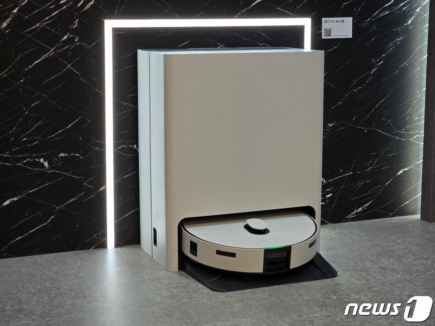 본문 이미지 - 삼성전자가 3일 '웰컴 투 비스포크 AI(인공지능)' 미디어 데이에서 공개한 '비스포크 AI 스팀' 로봇청소기. 삼성전자는 이날 해당 제품을 공식 출시했다. 2024.4.3/뉴스1