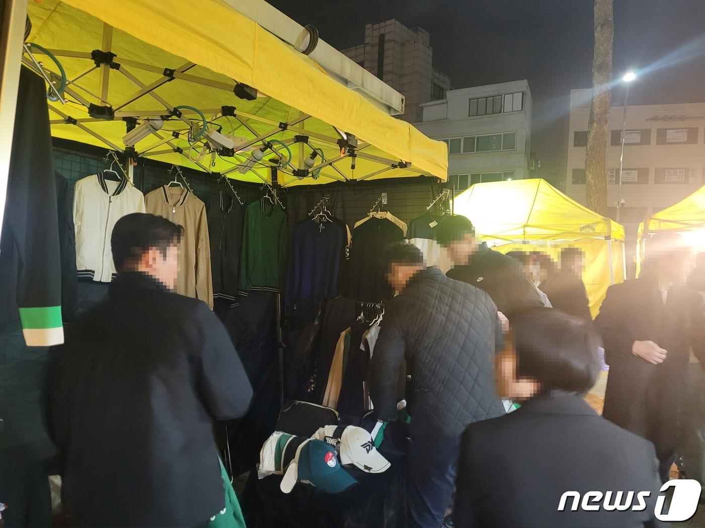 본문 이미지 - 새빛시장 위조상품 단속현장 (특허청 제공) /뉴스1