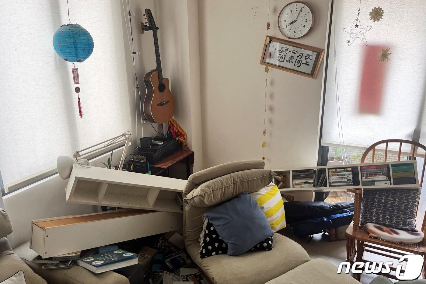 본문 이미지 - 3일(현지시간) 대만 뉴타이베이의 한 주택 내부가 강진으로 아수라장이 된 모습. 2024.04.03 ⓒ 로이터=뉴스1 ⓒ News1 정지윤 기자