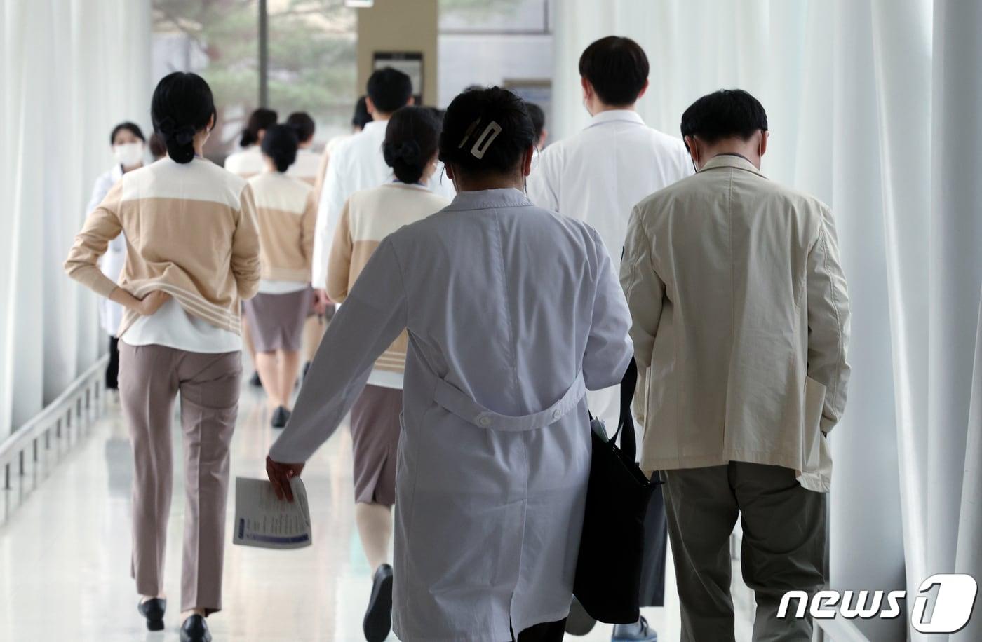 본문 이미지 - 정부의 의대 정원 증원에 반발해 전국 수련병원의 전공의가 사직서를 제출하고 의료 현장을 떠난 지 44일째인 3일 서울의 한 대학병원에서 의료진이 이동하고 있다. 2024.4.3/뉴스1 ⓒ News1 박정호 기자