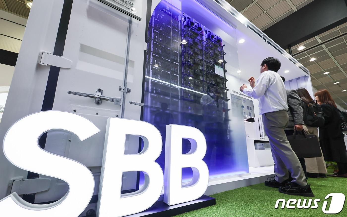 서울 강남구 코엑스에서 열린 '코리아 스마트그리드 엑스포 2024'에서 관람객들이 전시 부스를 둘러보고 있다. (자료사진) 2024.4.3/뉴스1 ⓒ News1 김도우 기자