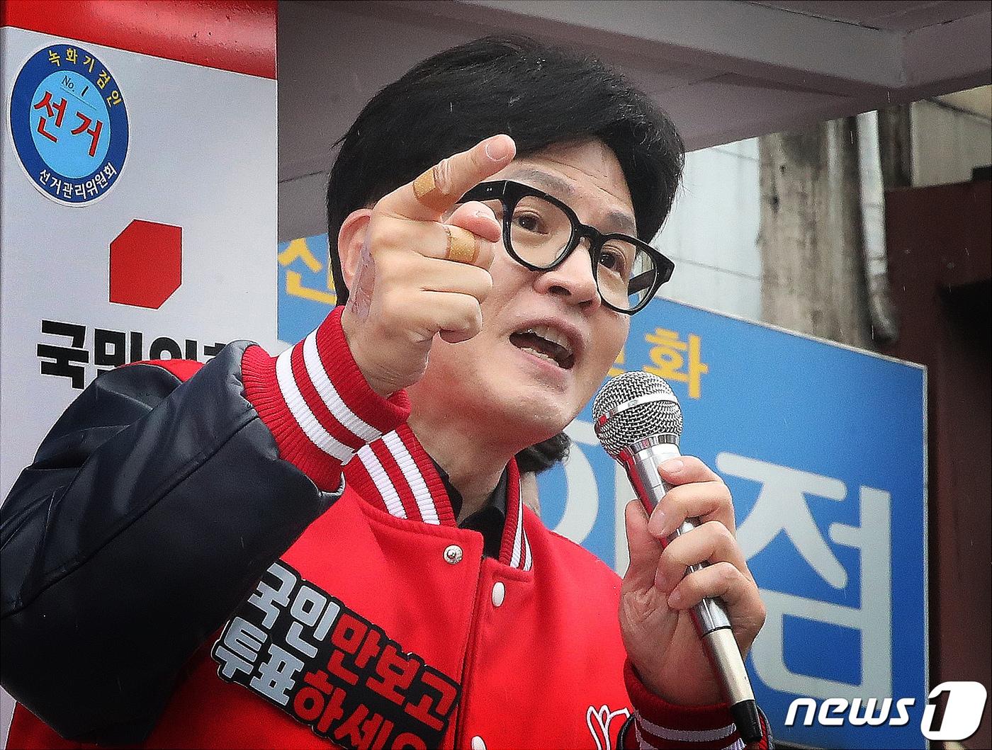 본문 이미지 - 한동훈 국민의힘 총괄선거대책위원장이 3일 오전 충북 제천시 풍양로 제천중앙시장 앞에서 열린 '국민의힘으로 제천단양살리기' 지원유세에서 엄태영 충북 제천단양 후보와 함께 지지를 호소하고 있다. 2024.4.3/뉴스1 ⓒ News1 송원영 기자