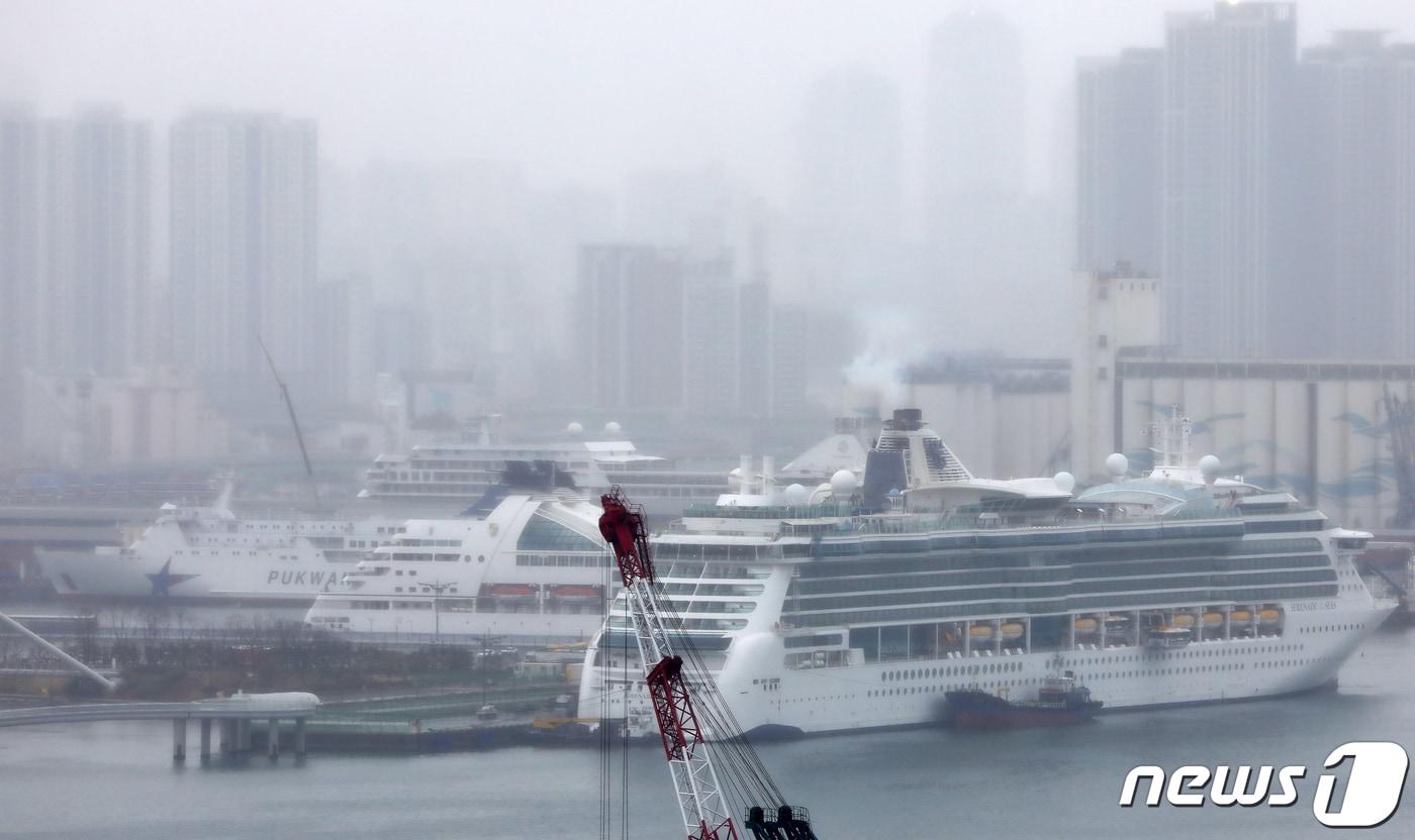 3일 부산 동구 부산항국제여객터미널에 실버씨 소속 '실버 문'호(SILVER MOON·4만톤급, 정원 660명), 씨본 크루즈 라인 소속 씨번 써전' 호(SEABOURN SOJOURN·3만2000톤급, 정원 450명), 로열 캐리비안 소속 '세레나데 오브 더 씨즈'호(SERENADE OF THE SEAS·9만톤급, 정원 2700명)가 접안해 있다. ⓒ News1 윤일지 기자