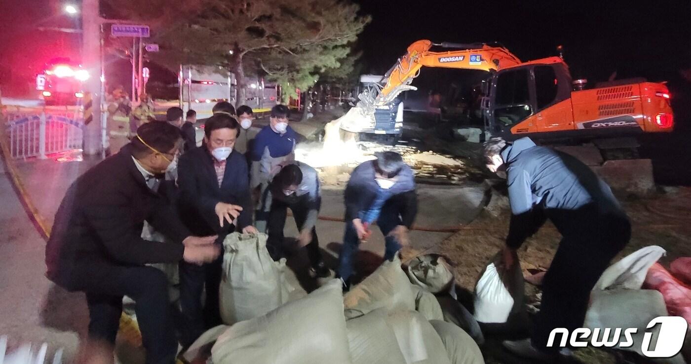 김문근 군수(왼쪽 두번째) 등 긴급방재 작업하는 단양군 공무원들.(단양군 제공)2024.4.3/뉴스1