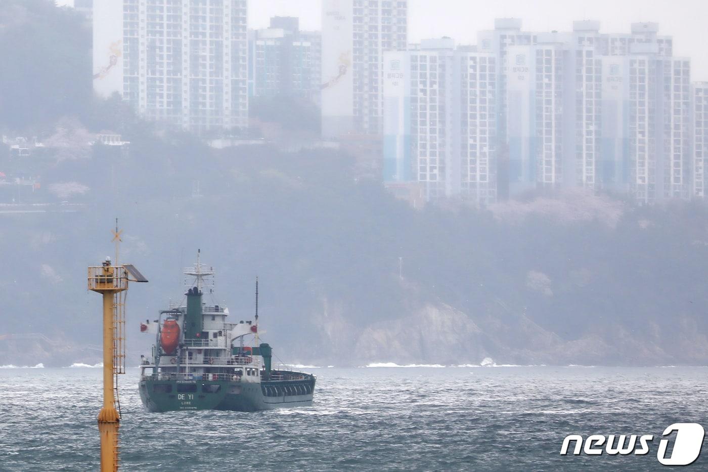 본문 이미지 - 대북제재 위반 행위에 연루된 것으로 의심받는 3000톤급 화물선 'DEYI'호가 정박해 있다. ⓒ 뉴스1 윤일지 기자