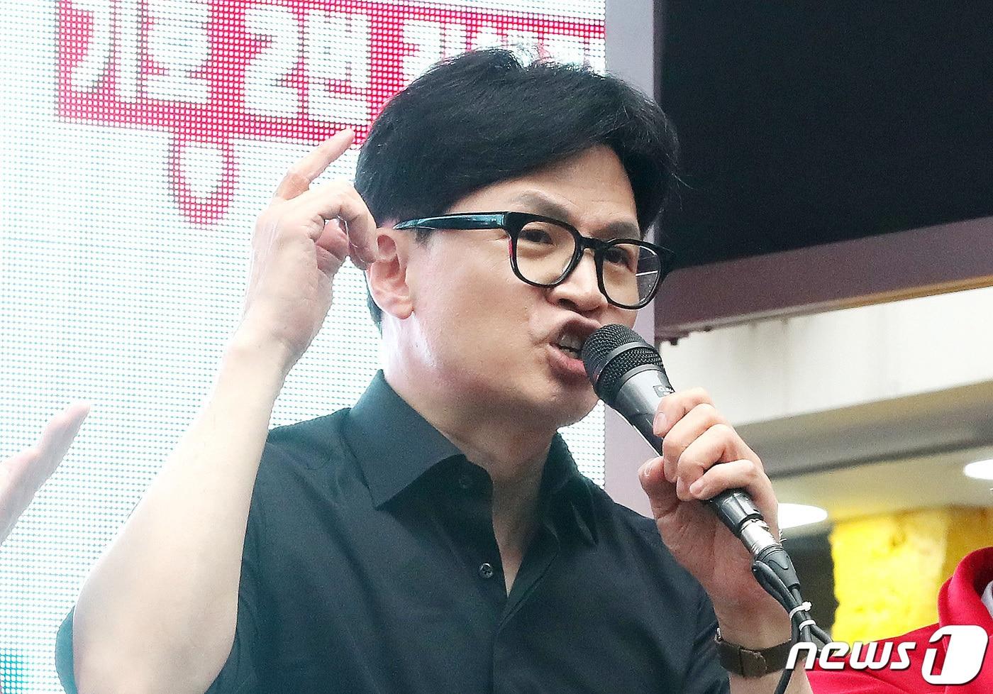 본문 이미지 - 한동훈 국민의힘 총괄선거대책위원장이 3일 오후 강원도 춘천시 명동거리에서 열린 '국민의힘으로 춘천철원화천양구살리기' 지원유세에서 김혜란 강원 춘천철원화천양구갑 후보, 한기호 강원 춘천철원화천양구을 후보와 함께 지지를 호소하고 있다. 2024.4.3/뉴스1 ⓒ News1 임세영 기자